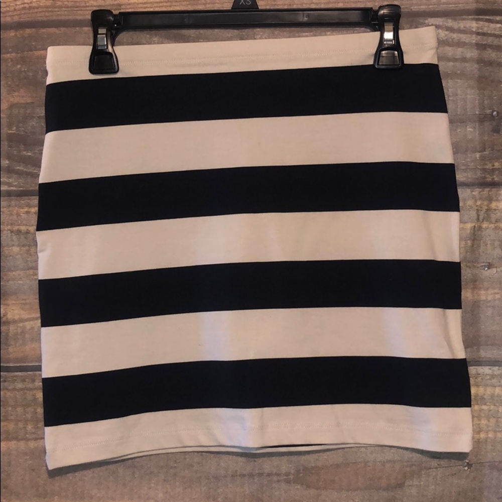 🖤 H&M Black Creme Mini Pencil Skirt